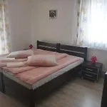 Osrodek Wypoczynkowy Nad Stawem - Przy Promenadzie, Wybierany Przez Gosci Ceniacych Cisze I Komfortowy Wypoczynek W Bezposrednim Sasiedztwie Parku Zdrojowego Z Teznia Solankowa 3* Bad Kudowa