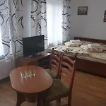 OŚRODEK WYPOCZYNKOWY NAD STAWEM - przy promenadzie, wybierany przez Gości ceniących ciszę i komfortowy wypoczynek w bezpośrednim sąsiedztwie parku zdrojowego z tężnią solankową