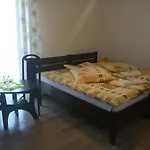Osrodek Wypoczynkowy Nad Stawem - Przy Promenadzie, Wybierany Przez Gosci Ceniacych Cisze I Komfortowy Wypoczynek W Bezposrednim Sasiedztwie Parku Zdrojowego Z Teznia Solankowa Bad Kudowa