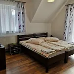 Osrodek Wypoczynkowy Nad Stawem - Przy Promenadzie, Wybierany Przez Gosci Ceniacych Cisze I Komfortowy Wypoczynek W Bezposrednim Sasiedztwie Parku Zdrojowego Z Teznia Solankowa 3*