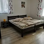 Osrodek Wypoczynkowy Nad Stawem - Przy Promenadzie, Wybierany Przez Gosci Ceniacych Cisze I Komfortowy Wypoczynek W Bezposrednim Sasiedztwie Parku Zdrojowego Z Teznia Solankowa Frühstückspension Bad Kudowa