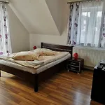 Frühstückspension Osrodek Wypoczynkowy Nad Stawem - Przy Promenadzie, Wybierany Przez Gosci Ceniacych Cisze I Komfortowy Wypoczynek W Bezposrednim Sasiedztwie Parku Zdrojowego Z Teznia Solankowa Bad Kudowa