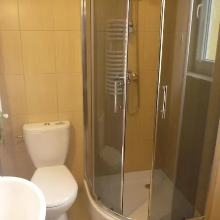 Bed & Breakfast Osrodek Wypoczynkowy Nad Stawem - Przy Promenadzie, Wybierany Przez Gosci Ceniacych Cisze I Komfortowy Wypoczynek W Bezposrednim Sasiedztwie Parku Zdrojowego Z Teznia Solankowa 3*