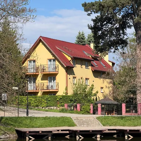 Osrodek Wypoczynkowy Nad Stawem - Przy Promenadzie, Wybierany Przez Gosci Ceniacych Cisze I Komfortowy Wypoczynek W Bezposrednim Sasiedztwie Parku Zdrojowego Z Teznia Solankowa