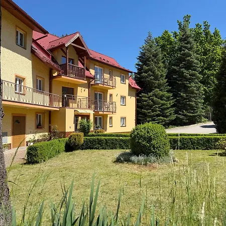 Bed & Breakfast Osrodek Wypoczynkowy Nad Stawem - Przy Promenadzie, Wybierany Przez Gosci Ceniacych Cisze I Komfortowy Wypoczynek W Bezposrednim Sasiedztwie Parku Zdrojowego Z Teznia Solankowa Kudowa-Zdrój