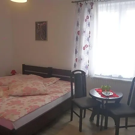 Osrodek Wypoczynkowy Nad Stawem - Przy Promenadzie, Wybierany Przez Gosci Ceniacych Cisze I Komfortowy Wypoczynek W Bezposrednim Sasiedztwie Parku Zdrojowego Z Teznia Solankowa Oda ve Kahvaltı Kudowa-Zdroj