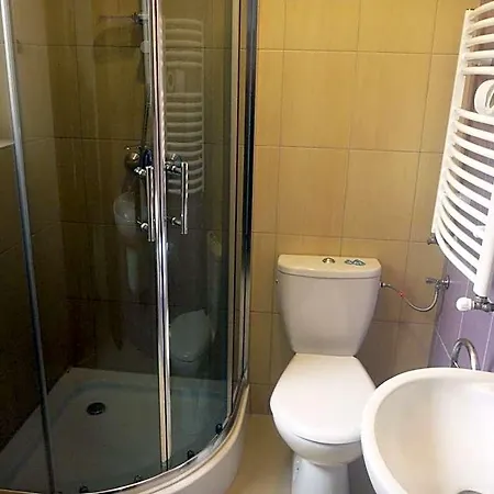 Osrodek Wypoczynkowy Nad Stawem - Przy Promenadzie, Wybierany Przez Gosci Ceniacych Cisze I Komfortowy Wypoczynek W Bezposrednim Sasiedztwie Parku Zdrojowego Z Teznia Solankowa Kudowa-Zdroj