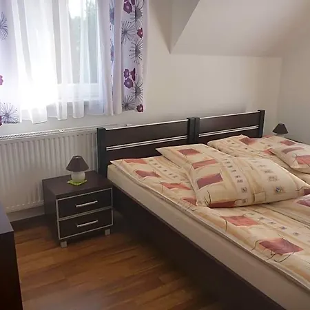 Osrodek Wypoczynkowy Nad Stawem - Przy Promenadzie, Wybierany Przez Gosci Ceniacych Cisze I Komfortowy Wypoczynek W Bezposrednim Sasiedztwie Parku Zdrojowego Z Teznia Solankowa Oda ve Kahvaltı