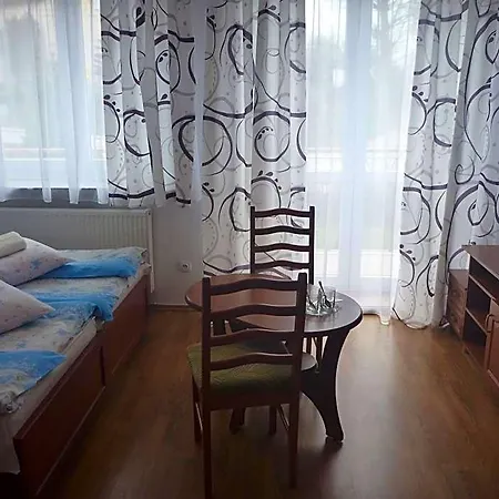 Osrodek Wypoczynkowy Nad Stawem - Przy Promenadzie, Wybierany Przez Gosci Ceniacych Cisze I Komfortowy Wypoczynek W Bezposrednim Sasiedztwie Parku Zdrojowego Z Teznia Solankowa Oda ve Kahvaltı 3*