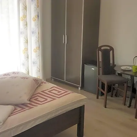 Osrodek Wypoczynkowy Nad Stawem - Przy Promenadzie, Wybierany Przez Gosci Ceniacych Cisze I Komfortowy Wypoczynek W Bezposrednim Sasiedztwie Parku Zdrojowego Z Teznia Solankowa Oda ve Kahvaltı