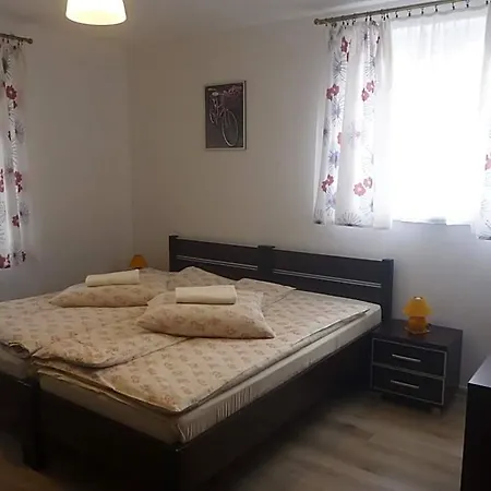 Osrodek Wypoczynkowy Nad Stawem - Przy Promenadzie, Wybierany Przez Gosci Ceniacych Cisze I Komfortowy Wypoczynek W Bezposrednim Sasiedztwie Parku Zdrojowego Z Teznia Solankowa 3* Kudowa-Zdroj