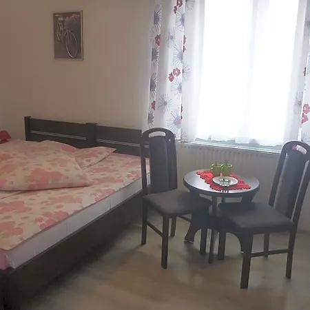 住宿加早餐酒店 Osrodek Wypoczynkowy Nad Stawem - Przy Promenadzie, Wybierany Przez Gosci Ceniacych Cisze I Komfortowy Wypoczynek W Bezposrednim Sasiedztwie Parku Zdrojowego Z Teznia Solankowa 库多瓦-兹德鲁伊