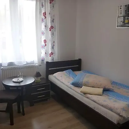 Osrodek Wypoczynkowy Nad Stawem - Przy Promenadzie, Wybierany Przez Gosci Ceniacych Cisze I Komfortowy Wypoczynek W Bezposrednim Sasiedztwie Parku Zdrojowego Z Teznia Solankowa Oda ve Kahvaltı 3*