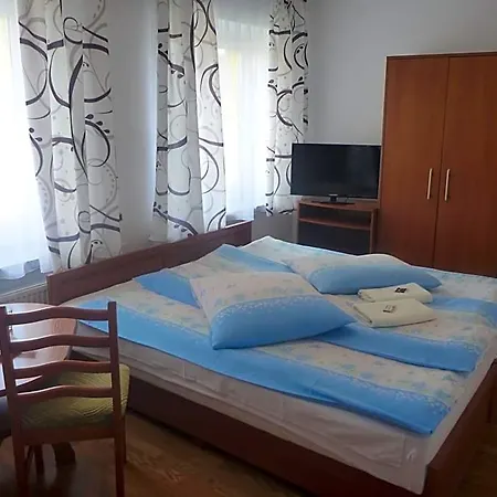Osrodek Wypoczynkowy Nad Stawem - Przy Promenadzie, Wybierany Przez Gosci Ceniacych Cisze I Komfortowy Wypoczynek W Bezposrednim Sasiedztwie Parku Zdrojowego Z Teznia Solankowa - Bez Sniadan 3*