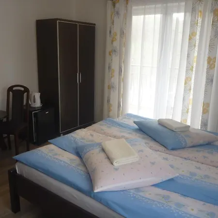 Osrodek Wypoczynkowy Nad Stawem Vis A Vis Parku Zdrojowego Z Teznia Solankowa - By The - Erholungsheim Am - Prazdninovy Dum U Jezera Bed & Breakfast Kudowa-Zdrój