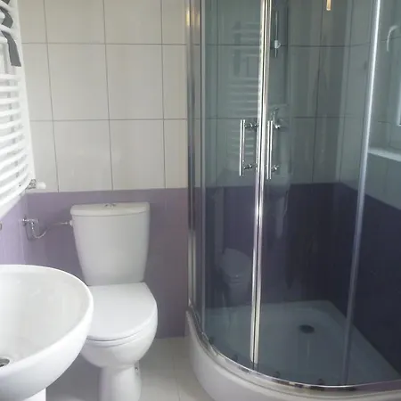 Osrodek Wypoczynkowy Nad Stawem - Przy Promenadzie, Wybierany Przez Gosci Ceniacych Cisze I Komfortowy Wypoczynek W Bezposrednim Sasiedztwie Parku Zdrojowego Z Teznia Solankowa 3*