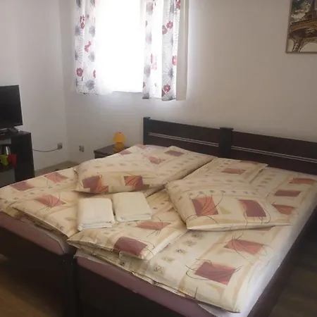 Bed & Breakfast Osrodek Wypoczynkowy Nad Stawem - Przy Promenadzie, Wybierany Przez Gosci Ceniacych Cisze I Komfortowy Wypoczynek W Bezposrednim Sasiedztwie Parku Zdrojowego Z Teznia Solankowa Kudowa-Zdrój