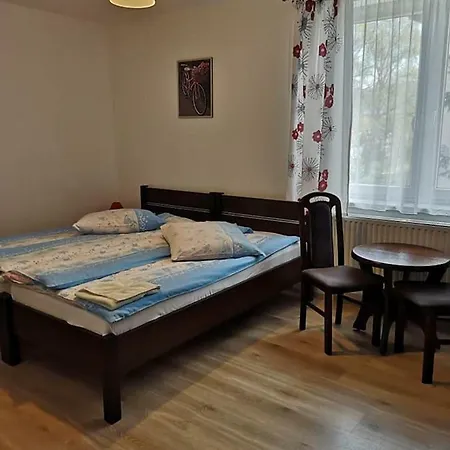 Frühstückspension Osrodek Wypoczynkowy Nad Stawem - Przy Promenadzie, Wybierany Przez Gosci Ceniacych Cisze I Komfortowy Wypoczynek W Bezposrednim Sasiedztwie Parku Zdrojowego Z Teznia Solankowa Bad Kudowa