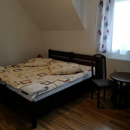 Frühstückspension Osrodek Wypoczynkowy Nad Stawem - Przy Promenadzie, Wybierany Przez Gosci Ceniacych Cisze I Komfortowy Wypoczynek W Bezposrednim Sasiedztwie Parku Zdrojowego Z Teznia Solankowa
