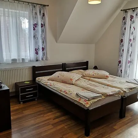 Osrodek Wypoczynkowy Nad Stawem - Przy Promenadzie, Wybierany Przez Gosci Ceniacych Cisze I Komfortowy Wypoczynek W Bezposrednim Sasiedztwie Parku Zdrojowego Z Teznia Solankowa 3*