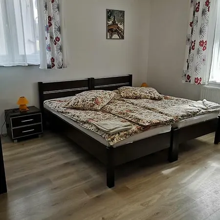 Osrodek Wypoczynkowy Nad Stawem - Przy Promenadzie, Wybierany Przez Gosci Ceniacych Cisze I Komfortowy Wypoczynek W Bezposrednim Sasiedztwie Parku Zdrojowego Z Teznia Solankowa Frühstückspension Bad Kudowa