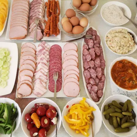 Osrodek Wypoczynkowy Nad Stawem - Kameralny Wybierany Przez Gosci Ceniacych Cisze, Smaczne Sniadania I Komfortowy Wypoczynek W Bezposrednim Sasiedztwie Parku Zdrojowego 3*