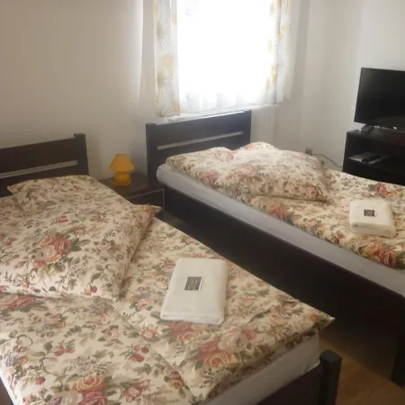 Frühstückspension Osrodek Wypoczynkowy Nad Stawem - Przy Promenadzie, Wybierany Przez Gosci Ceniacych Cisze I Komfortowy Wypoczynek W Bezposrednim Sasiedztwie Parku Zdrojowego Z Teznia Solankowa Bad Kudowa