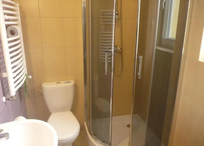 Bed & Breakfast Osrodek Wypoczynkowy Nad Stawem - Kameralny Wybierany Przez Gosci Ceniacych Cisze, Smaczne Sniadania I Komfortowy Wypoczynek W Bezposrednim Sasiedztwie Parku Zdrojowego 3*