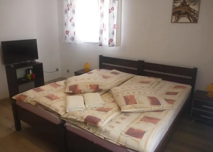 Bed & Breakfast Osrodek Wypoczynkowy Nad Stawem - Kameralny Wybierany Przez Gosci Ceniacych Cisze, Smaczne Sniadania I Komfortowy Wypoczynek W Bezposrednim Sasiedztwie Parku Zdrojowego Kudowa Zdroj