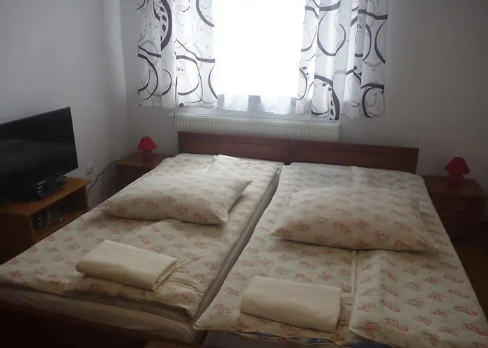 Osrodek Wypoczynkowy Nad Stawem - Kameralny Wybierany Przez Gosci Ceniacych Cisze, Smaczne Sniadania I Komfortowy Wypoczynek W Bezposrednim Sasiedztwie Parku Zdrojowego Bed & Breakfast