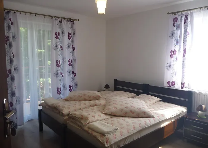 Bed & Breakfast Osrodek Wypoczynkowy Nad Stawem - Kameralny Wybierany Przez Gosci Ceniacych Cisze, Smaczne Sniadania I Komfortowy Wypoczynek W Bezposrednim Sasiedztwie Parku Zdrojowego Kudowa Zdroj