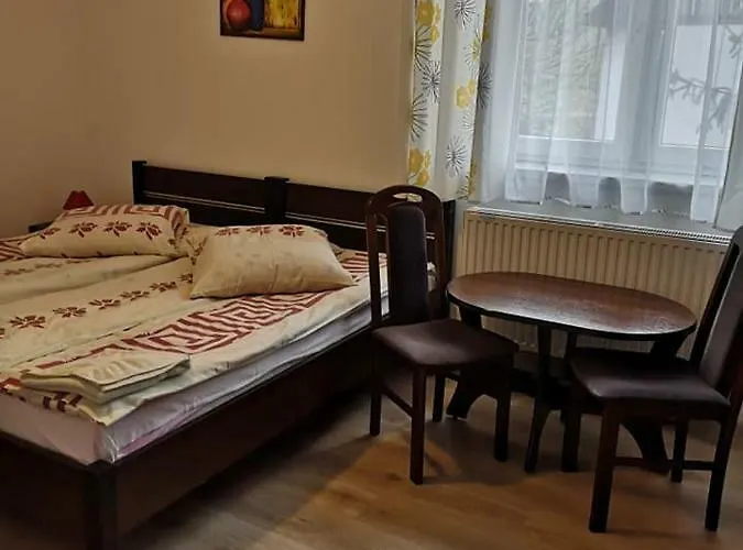 Bed & Breakfast Osrodek Wypoczynkowy Nad Stawem - Kameralny Wybierany Przez Gosci Ceniacych Cisze, Smaczne Sniadania I Komfortowy Wypoczynek W Bezposrednim Sasiedztwie Parku Zdrojowego 3*
