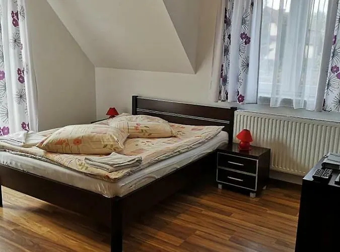 Bed & Breakfast Osrodek Wypoczynkowy Nad Stawem - Kameralny Wybierany Przez Gosci Ceniacych Cisze, Smaczne Sniadania I Komfortowy Wypoczynek W Bezposrednim Sasiedztwie Parku Zdrojowego Kudowa Zdroj