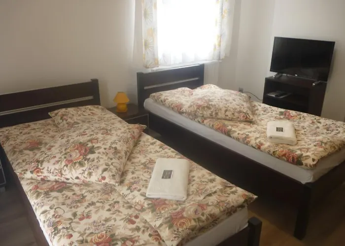 Bed & Breakfast Osrodek Wypoczynkowy Nad Stawem - Kameralny Wybierany Przez Gosci Ceniacych Cisze, Smaczne Sniadania I Komfortowy Wypoczynek W Bezposrednim Sasiedztwie Parku Zdrojowego Kudowa Zdroj