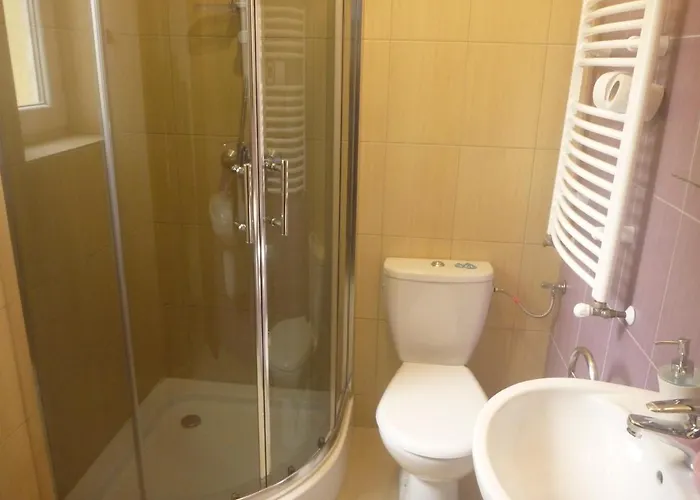 Bed & Breakfast Osrodek Wypoczynkowy Nad Stawem - Kameralny Wybierany Przez Gosci Ceniacych Cisze, Smaczne Sniadania I Komfortowy Wypoczynek W Bezposrednim Sasiedztwie Parku Zdrojowego